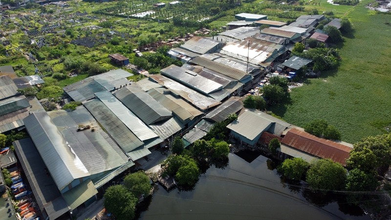 Ha Noi: Hien trang khu nha xuong “moc” tren dat nong nghiep o Trung Phan