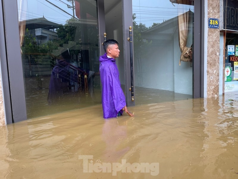 Mua lon, ngap sau, nguoi dan boi phao tren pho Lao Cai-Hinh-6