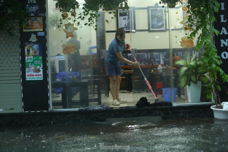 Mua tam ta, nguoi dan Ha Noi chat vat ‘boi qua bien nuoc’-Hinh-12