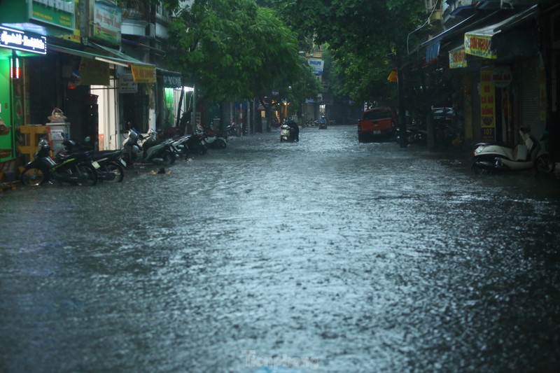 Mua tam ta, nguoi dan Ha Noi chat vat ‘boi qua bien nuoc’-Hinh-16