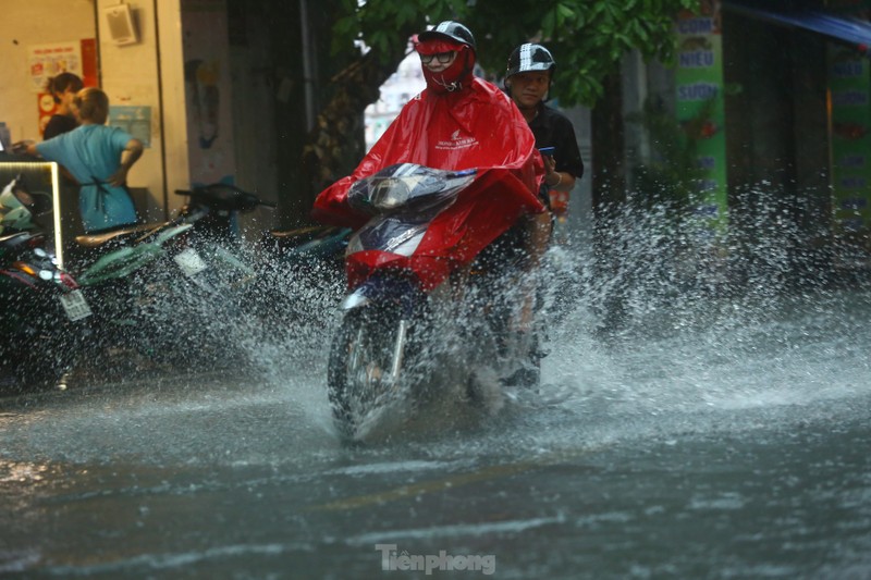 Mua tam ta, nguoi dan Ha Noi chat vat ‘boi qua bien nuoc’-Hinh-18