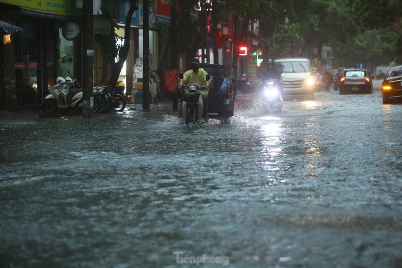 Mua tam ta, nguoi dan Ha Noi chat vat ‘boi qua bien nuoc’-Hinh-19