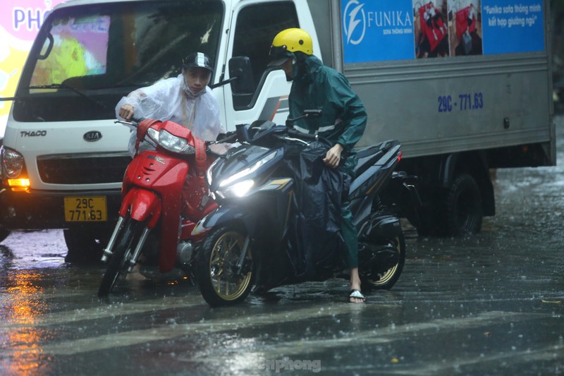 Mua tam ta, nguoi dan Ha Noi chat vat ‘boi qua bien nuoc’-Hinh-20