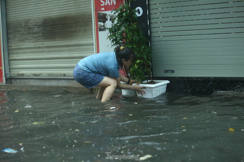 Mua tam ta, nguoi dan Ha Noi chat vat ‘boi qua bien nuoc’-Hinh-24