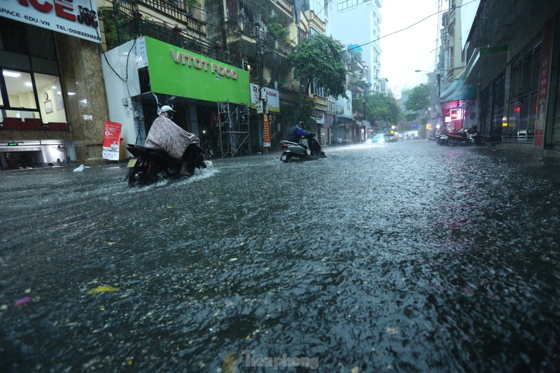 Mua tam ta, nguoi dan Ha Noi chat vat ‘boi qua bien nuoc’-Hinh-8