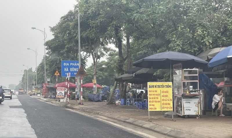 Ha Noi: Nhuc nhoi “nan” lan chiem via he duong Le Trong Tan de kinh doanh-Hinh-7