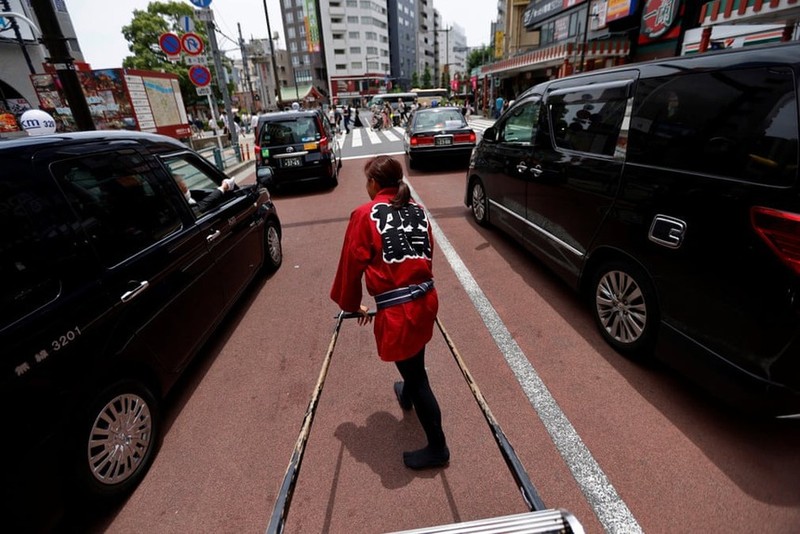 But Japanese girls work hard to fix cars for customers more than 2 ta-Figure-13