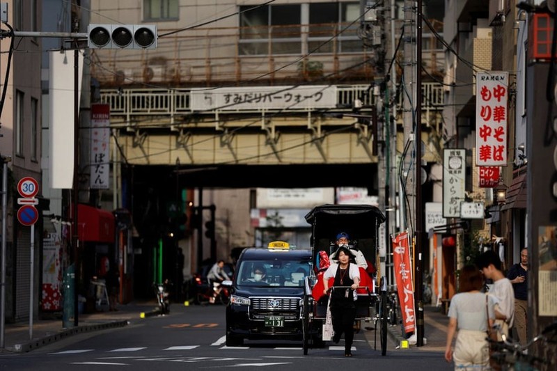 But Japanese girls are more likely to listen to car repair for customers than 2 ta-Figure-9