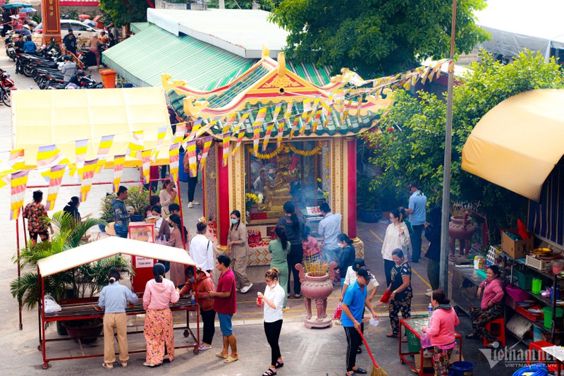 Tuong Phat bon mat o TP.HCM hut ngan nguoi toi chiem bai, cau may