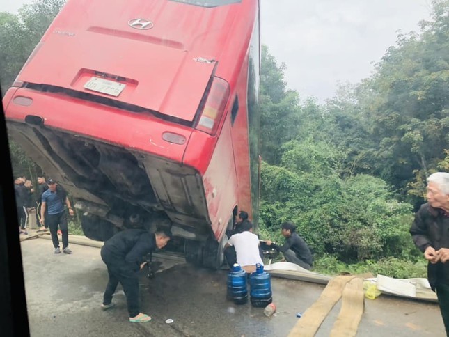 Xe khach mat lai lao xuong ve duong, 30 nguoi thoat nan