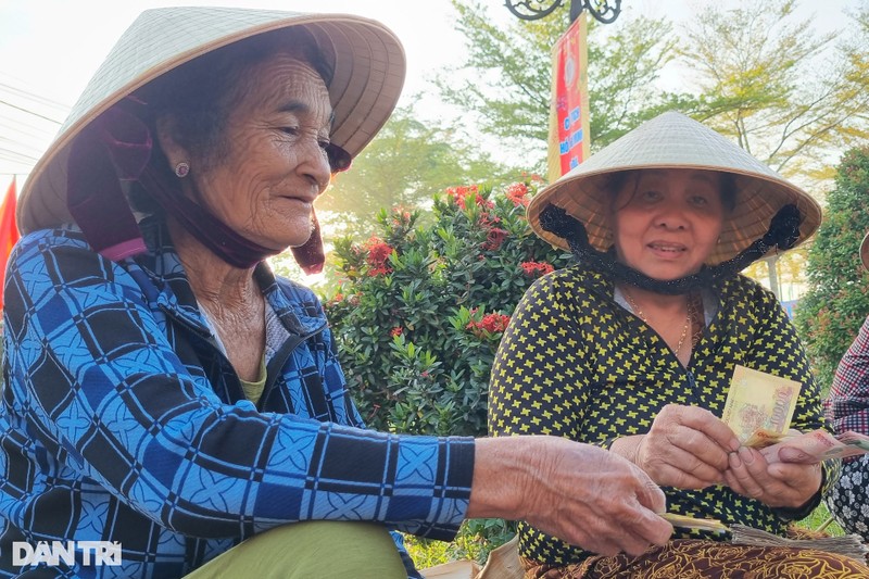 Doc dao phien cho mo cau o Quang Ngai-Hinh-7