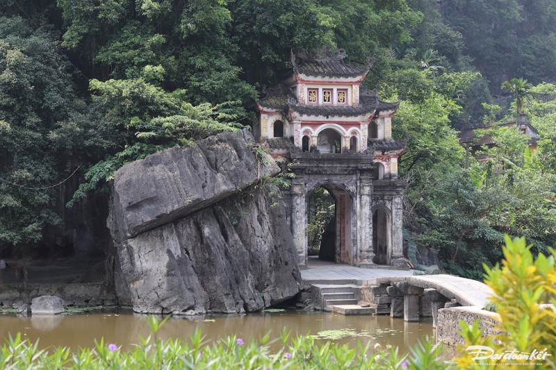 Kham pha chua Bich Dong hon 500 nam tuoi o Ninh Binh