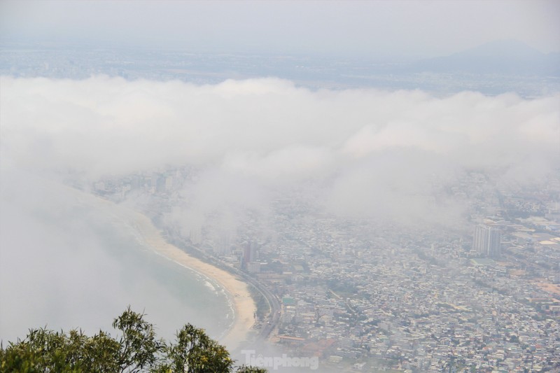 Du khach keo nhau len dinh Ban Co ngam Da Nang-Hinh-13