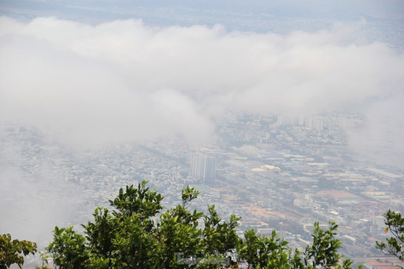 Du khach keo nhau len dinh Ban Co ngam Da Nang-Hinh-17