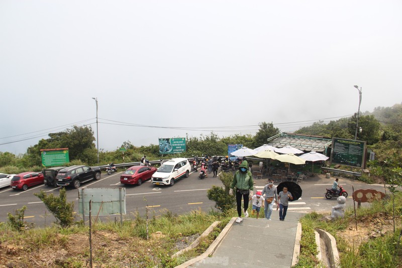 Du khach keo nhau len dinh Ban Co ngam Da Nang-Hinh-19