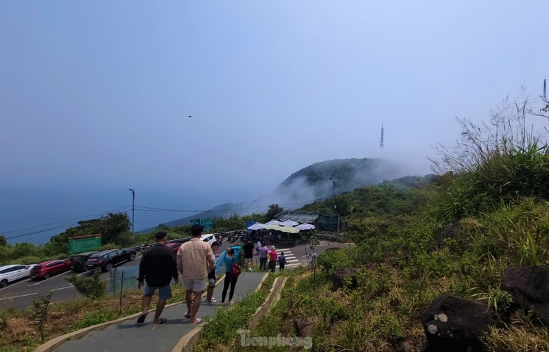 Du khach keo nhau len dinh Ban Co ngam Da Nang-Hinh-20