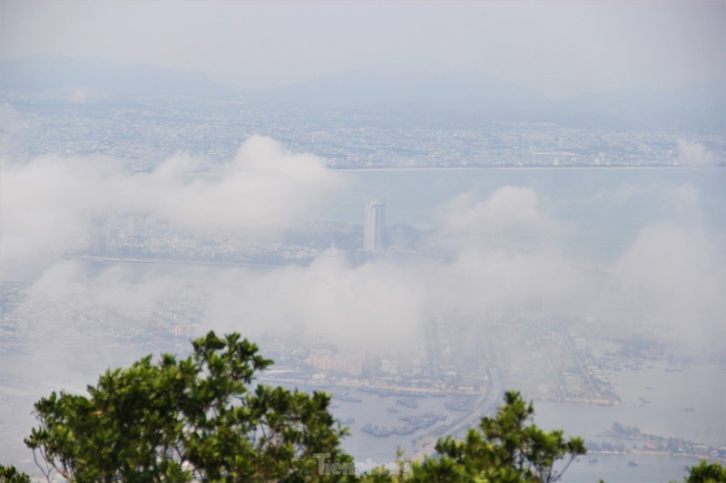 Du khach keo nhau len dinh Ban Co ngam Da Nang-Hinh-5