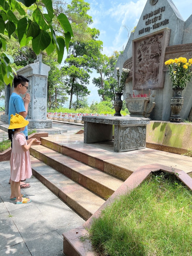 Nguoi me tu lai o to dua con gai phuot khap Ha Giang-Hinh-5