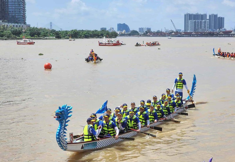 TP.HCM qua cac tour duong thuy dip le hoi song nuoc-Hinh-2