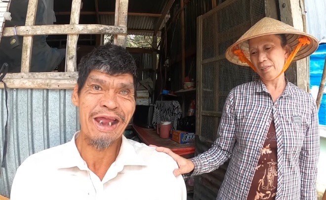 Cuoc song cua nguoi dan ong 'khong lo' cao gan 2m2, nang 100kg