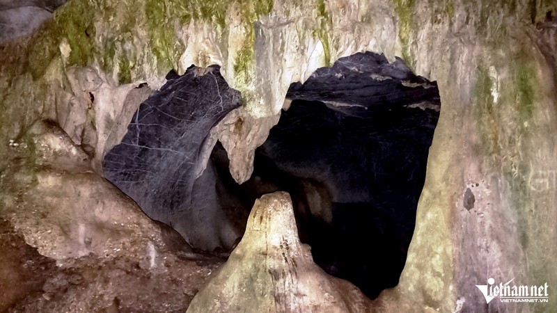 View - 	Bí ẩn 3 ngôi mộ trong hang đá ở Ninh Bình, thi hài nằm co