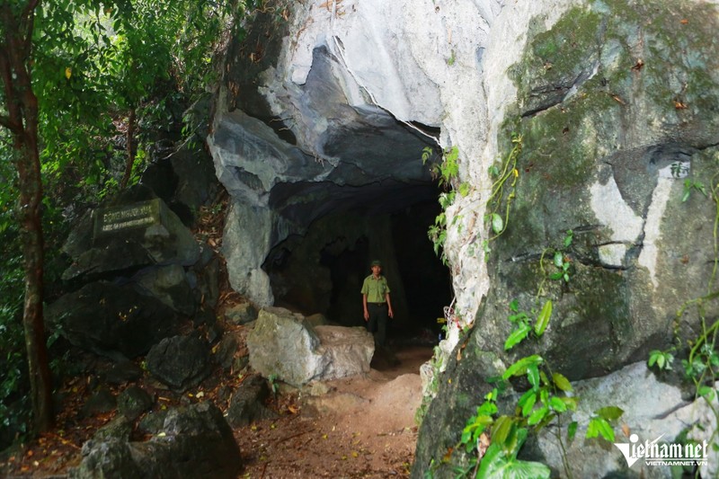 View - 	Bí ẩn 3 ngôi mộ trong hang đá ở Ninh Bình, thi hài nằm co