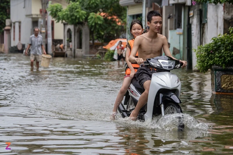 Dan ngoai thanh Ha Noi cheo thuyen, boi loi ngay duong lang-Hinh-4