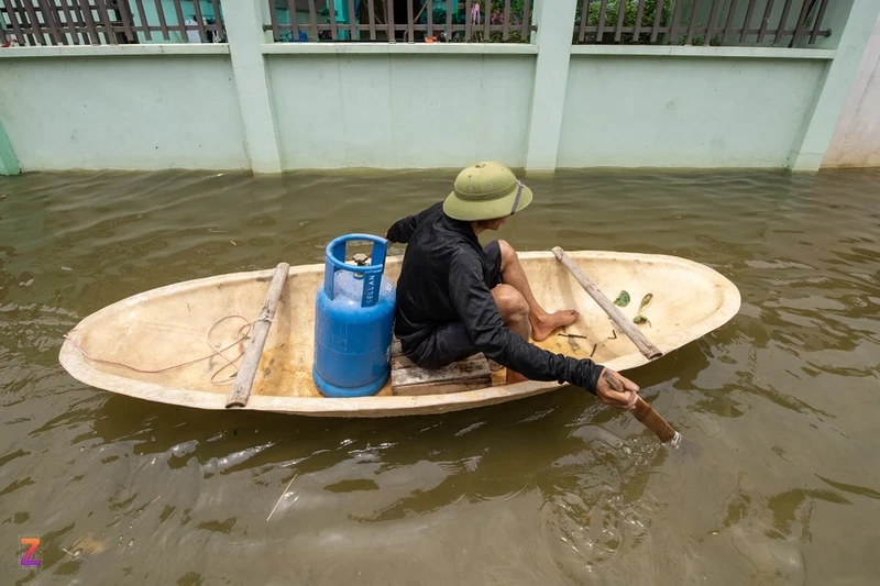 Dan ngoai thanh Ha Noi cheo thuyen, boi loi ngay duong lang-Hinh-6