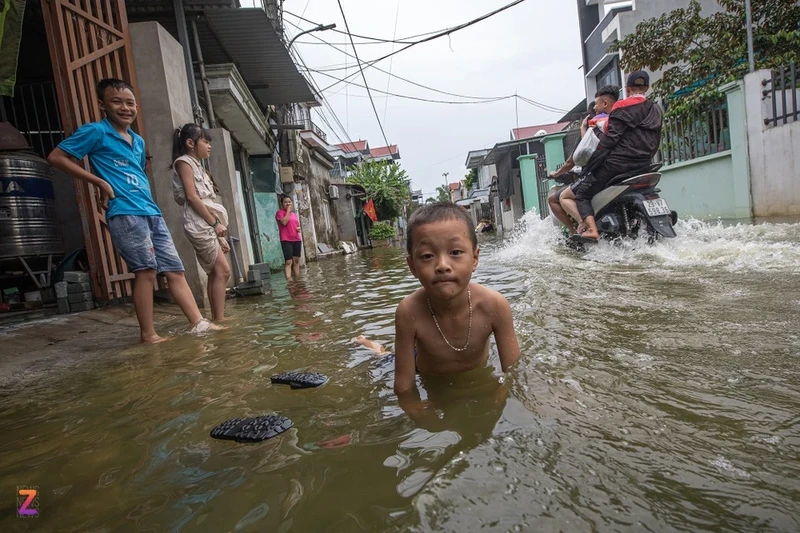 Dan ngoai thanh Ha Noi cheo thuyen, boi loi ngay duong lang-Hinh-9