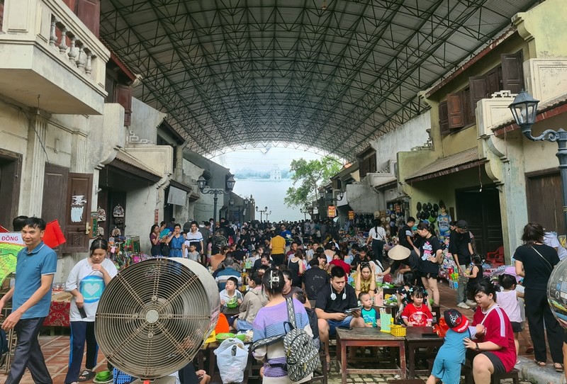 Ha Noi: Nguoi dan nuom nuop di choi le Quoc khanh 2/9-Hinh-4