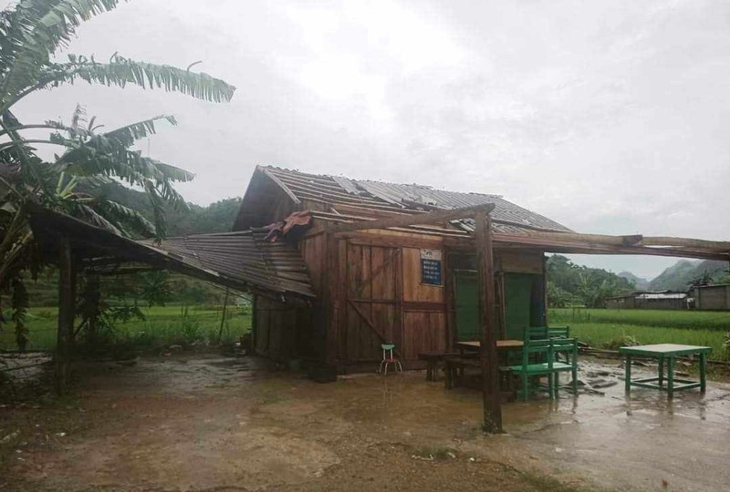 Hoa Binh: Bao so 3 Yagi gay toc mai nha cua, 400 ho dan di doi-Hinh-3