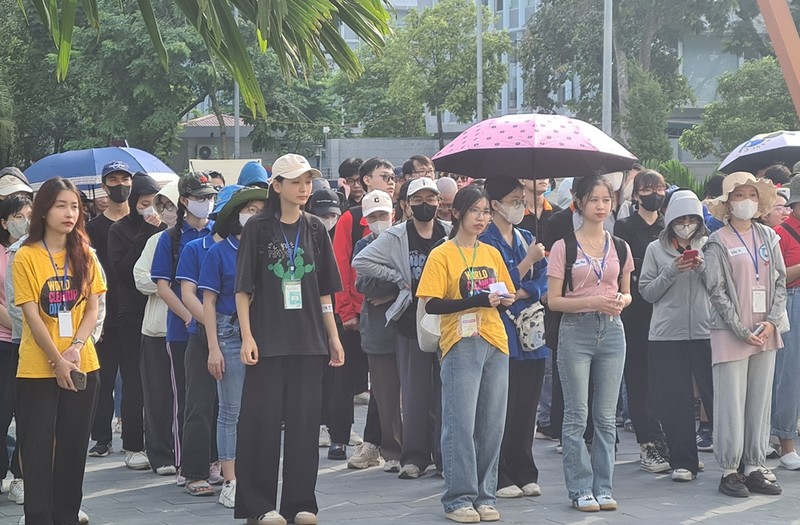 Hang tram nguoi tham gia don rac o Ha Noi