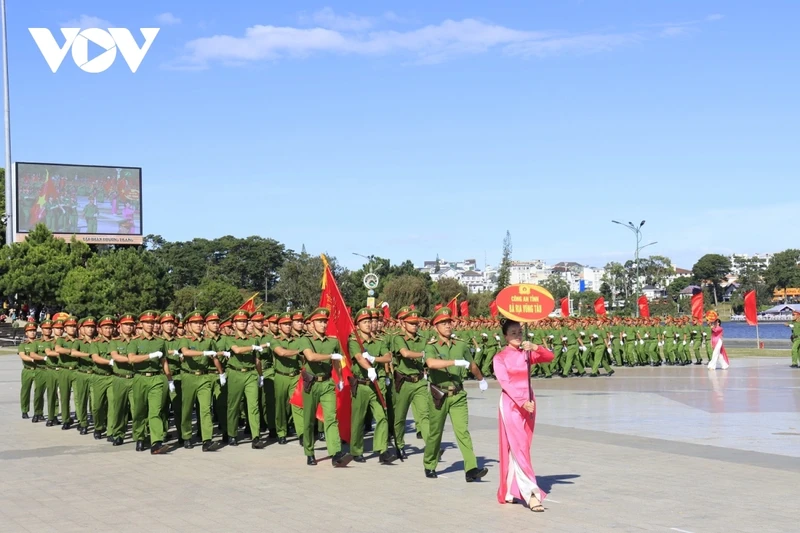 Hang ngan chien si cong an tham gia hoi thi quan su, vo thuat-Hinh-3