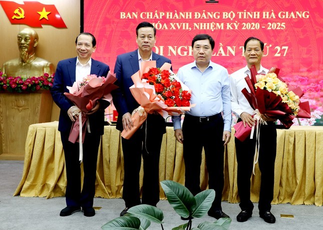 Chu tich tinh Ha Giang Nguyen Van Son nghi huu truoc tuoi