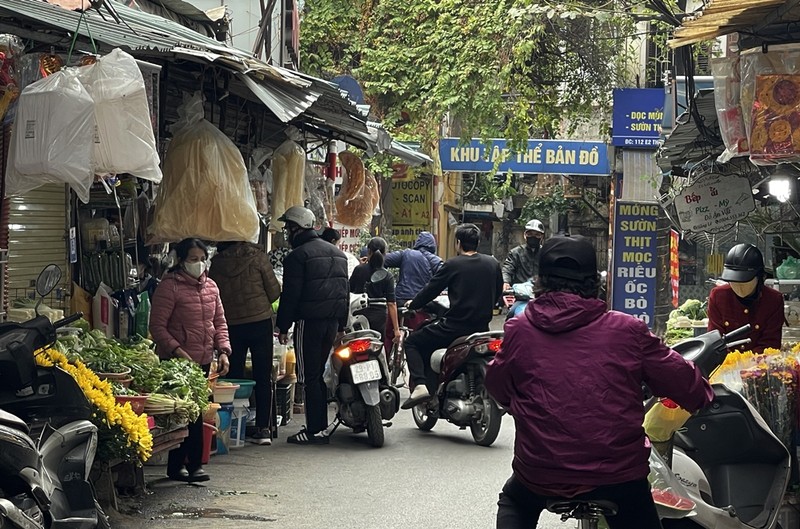 Can canh hang quan lan chiem via he, duong pho Thai Thinh-Hinh-2