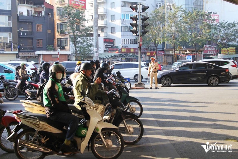 Duong pho Ha Noi un tac ca ngay, CSGT noi gi?-Hinh-2