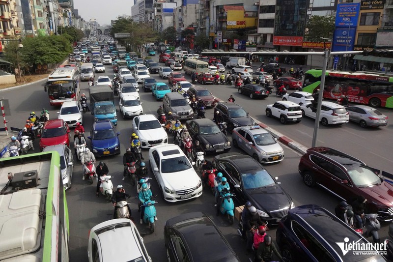 Duong pho Ha Noi un tac ca ngay, CSGT noi gi?