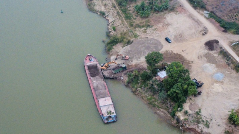 Ha Noi: Yeu cau dep bo ben bai khong phep o Phu Dong