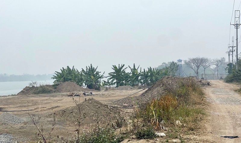 Hien trang ben bai khong phep o Phu Dong sau yeu cau dep bo-Hinh-6