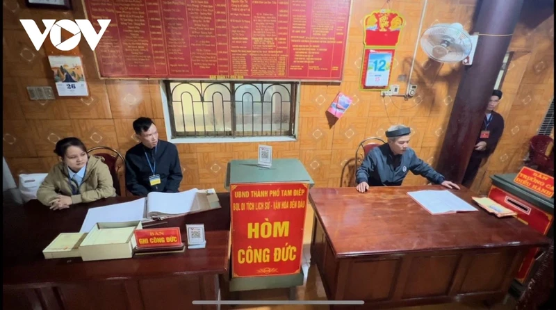 Vi sao Den Dau-Quan Chao co 2 loai hom cong duc?