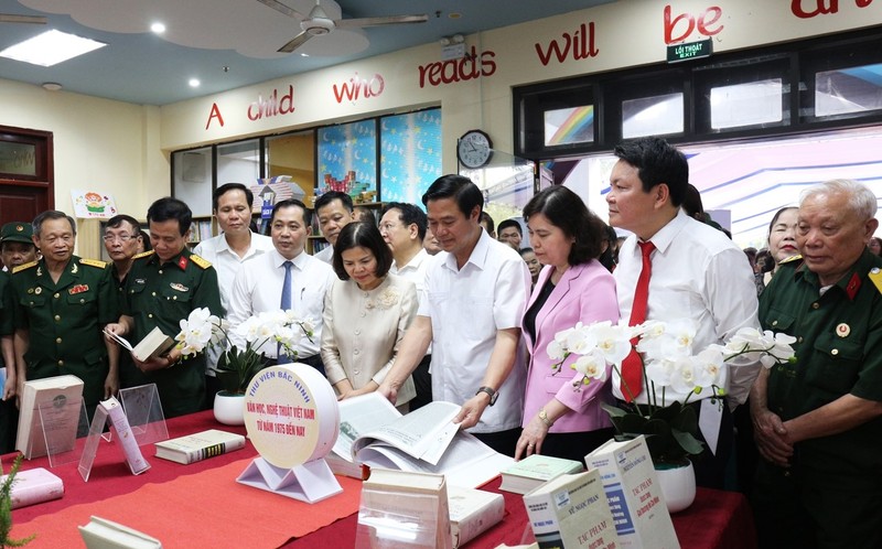 Bắc Ninh: Trưng bày tư liệu kỷ niệm 50 năm thống nhất đất nước Bac Ninh: Trung bay tu lieu ky niem 50 nam thong nhat dat nuoc