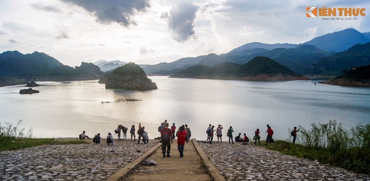 Toan canh Thung Nai Hoa Binh - Ha Long tren can-Hinh-2