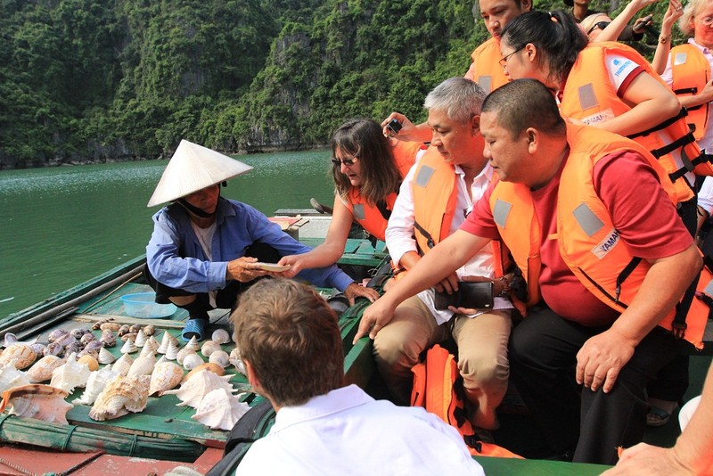 Nick Vujicic tham Ha Long an tuong ve mot VN yen binh-Hinh-3