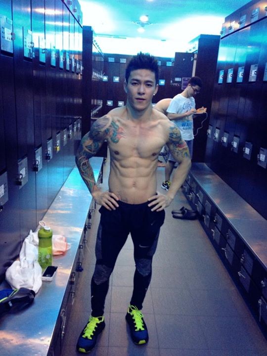 Hot boy xam minh nguoi Thai goc Viet co bung “6 mui“