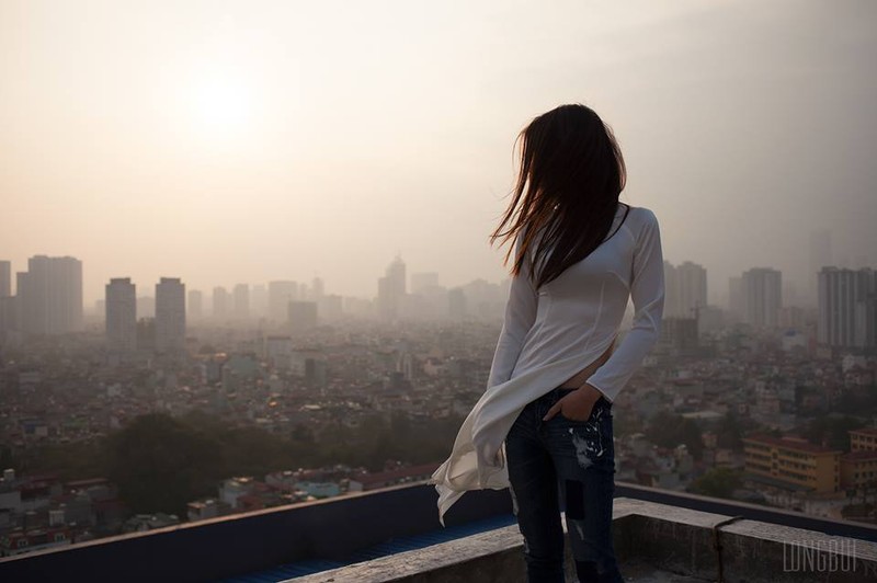 Nguòi mãu dien ao dai hut thuoc bi nem da ta toi-Hinh-7