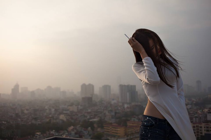 Nguòi mãu dien ao dai hut thuoc bi nem da ta toi