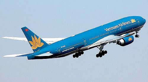 May bay Vietnam Airlines ha canh khan cap cuu mot tre em