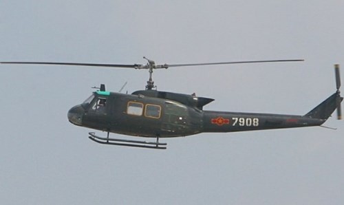 Khoanh vung nong truong Pham Van Hai noi truc thang UH-1 roi-Hinh-4