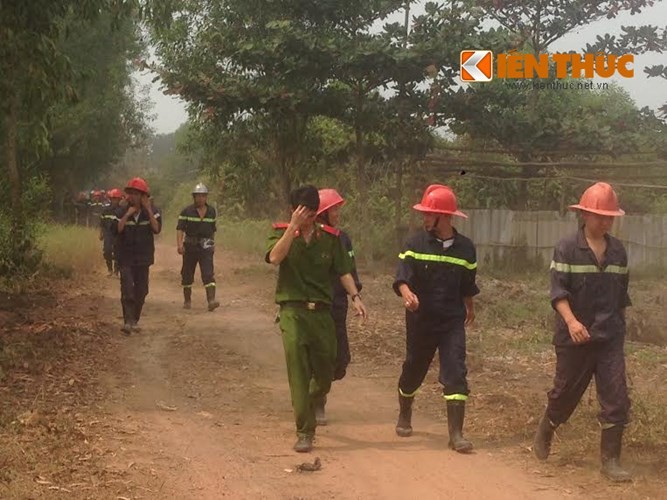 Khoanh vung nong truong Pham Van Hai noi truc thang UH-1 roi-Hinh-6