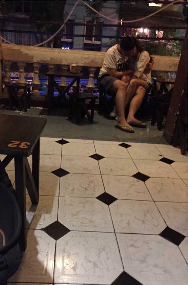 Bức ảnh tình cảm này chắc chắn sẽ khiến bạn khát khao tìm cho mình một chỗ ngồi ở quán cà phê này, để tận hưởng khung cảnh lãng mạn và thưởng thức ly cà phê nóng hổi. Những cặp đôi đang hôn nhau và không gian xung quanh khiến không gian này trở nên đầy sức hút.